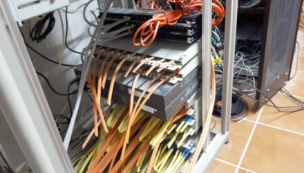 serverraum-im%20umbau-zerschnittenekabel.jpg
