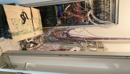 servrraum-rack-brandlast-hoch-unordnung.jpg