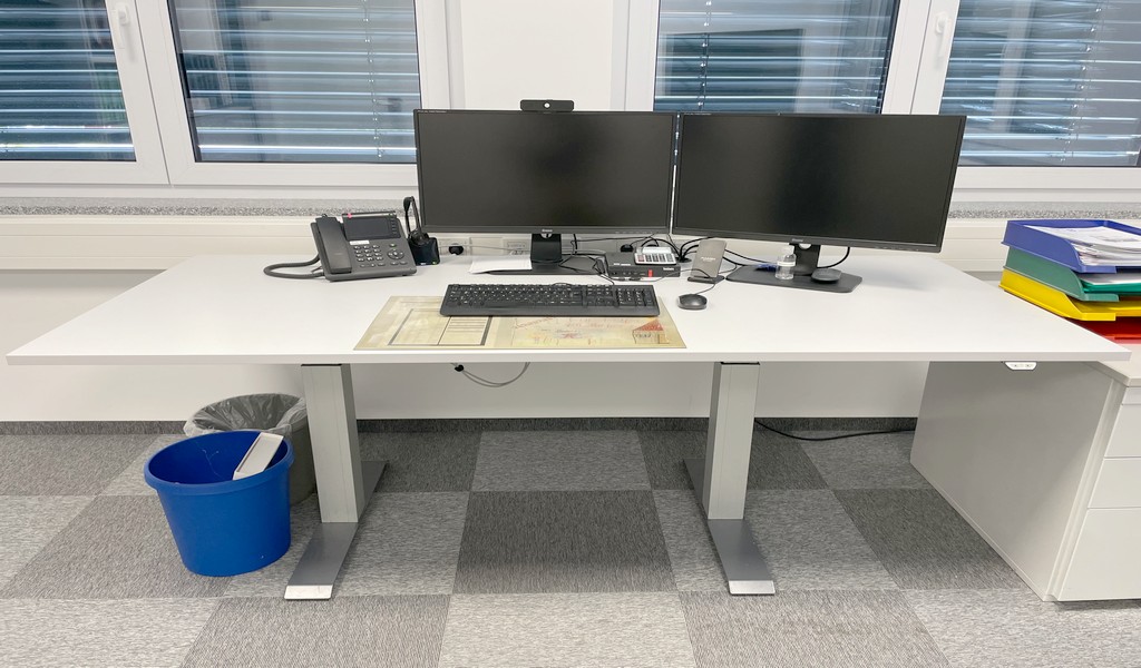 arbeitsplatz-2x24zoll-mini-pc-vesa