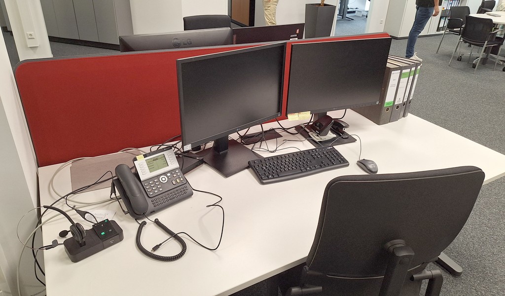 arbeitsplatz-typisch-2monitore