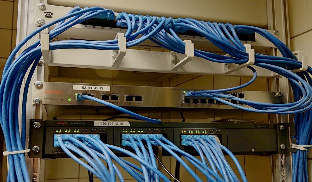 patchfeld-blaue-kabel-ordentlich
