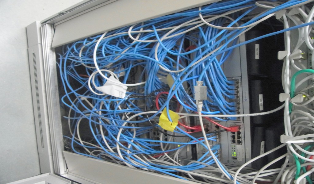 patchfeld-rack-wilde-verkabelung