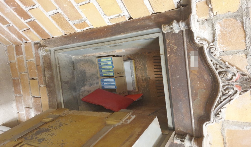 safe-kurios-historisch-wandschrank-nondata