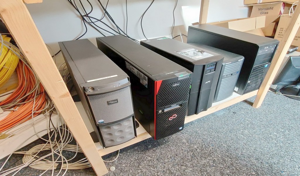 server-floorstand-holzregal-teppichboden-brandgefaehrlich