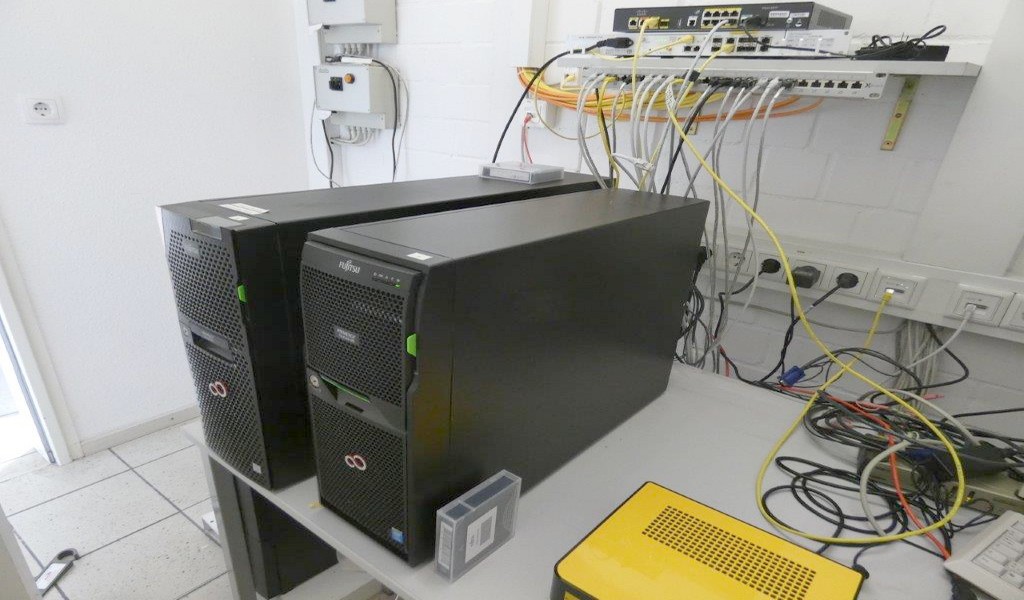 server-floorstand-holztisch-epostbox-notok