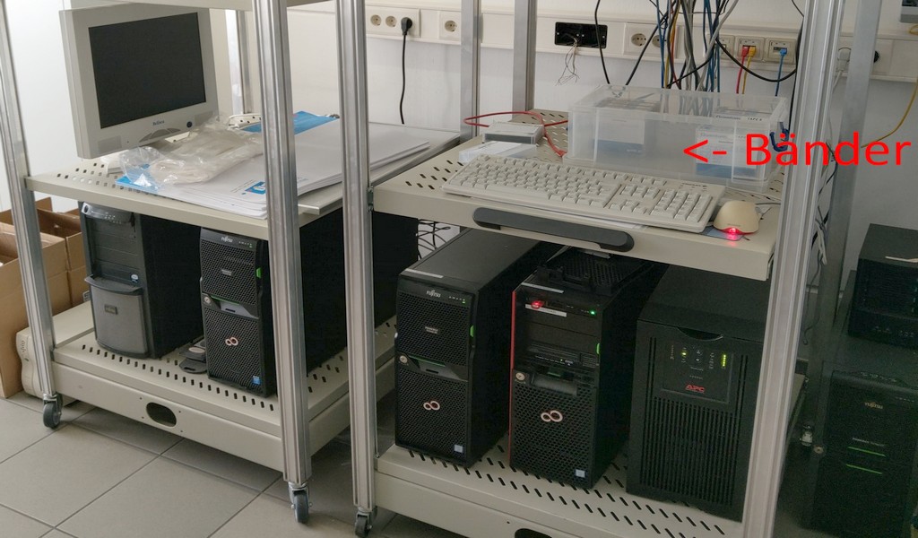 server-floorstand-metallracks-offen