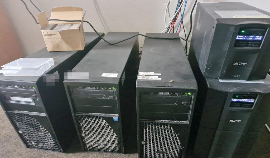 server-floorstand-verstaubt,teppichboden-brandrisiko