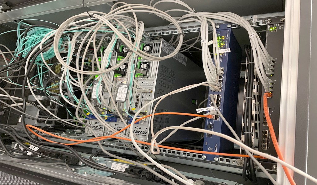 server-rack-hinteransicht-glasfaser-kupfer-brocade-swtitches