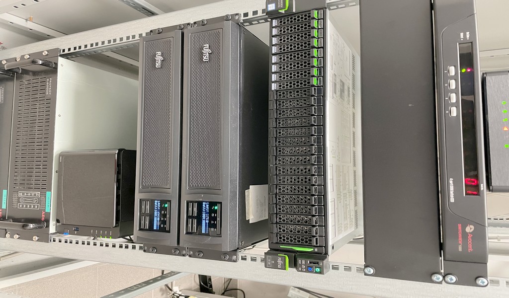 server-rack-usv-eternus-kvmswitch
