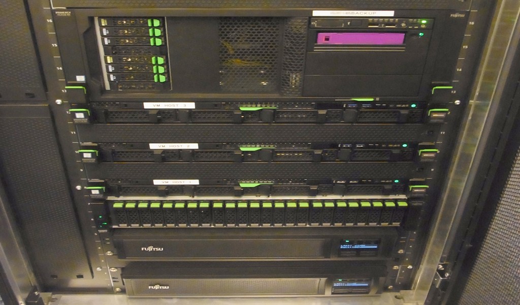serverrack-band-3-esx-eternus-storage