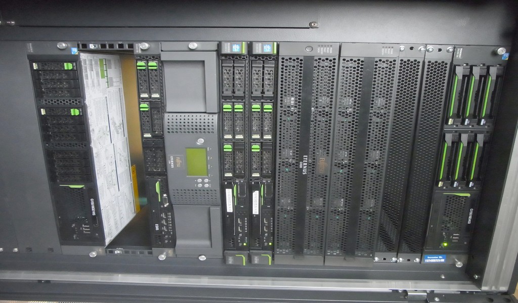 serverrack-bandroboter-server