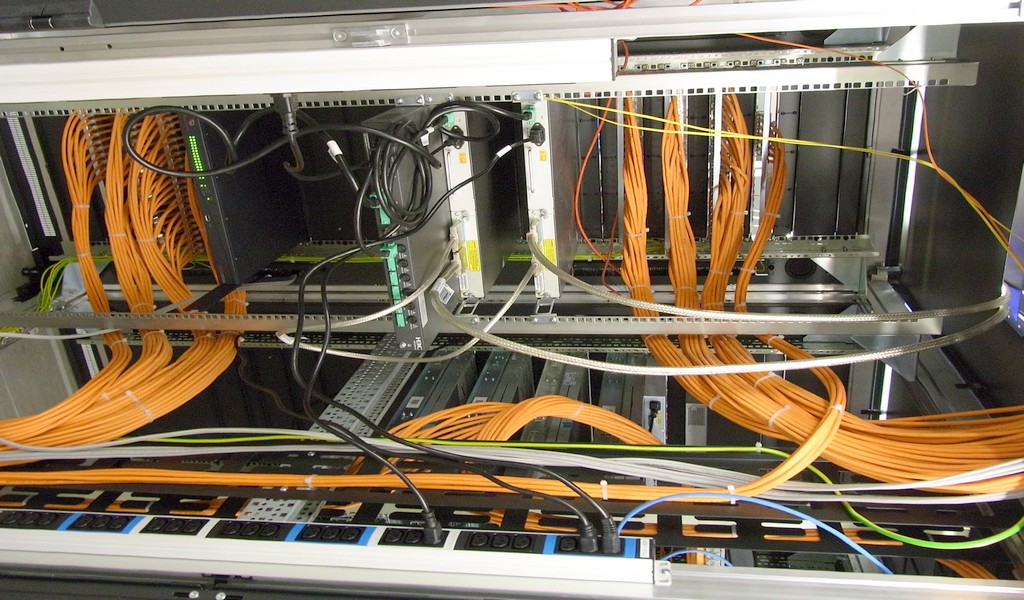serverrack-cat7-kabelfuehrung