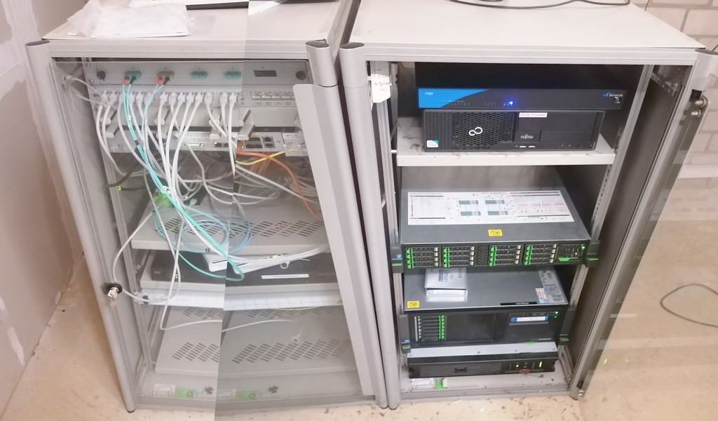 serverrack-glas-rigipsboden-notok