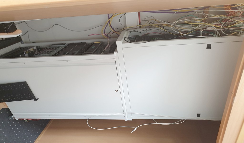 serverrack-holzschrank-notok