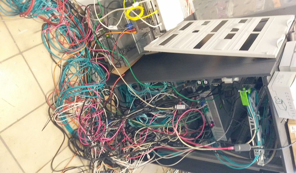 serverrack-kabelsalat-wild