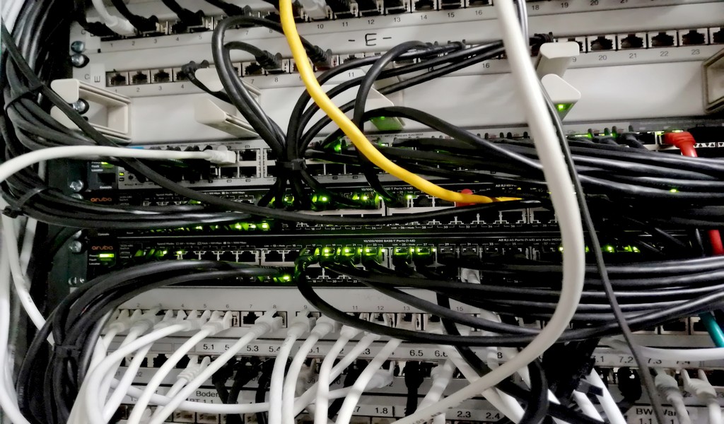 serverrack-leuchtende-led
