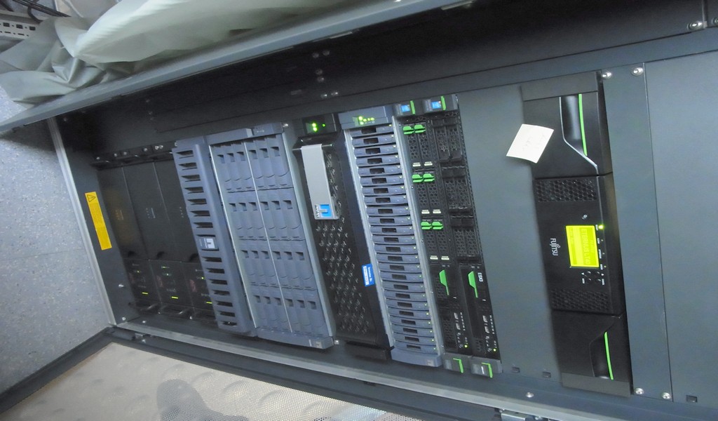 serverrack-netapp-hyperv-hosts-bandroboter-lt40