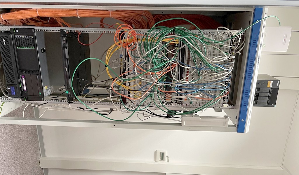 serverrack-offen-nas