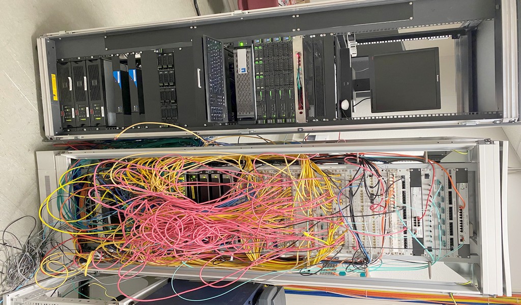 serverrack-patchfeld-rack-kabelgewirr