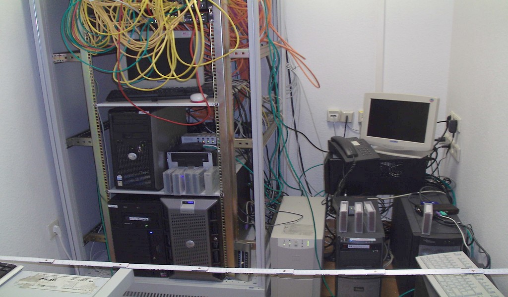 serverrack-unordentlich-floorstand