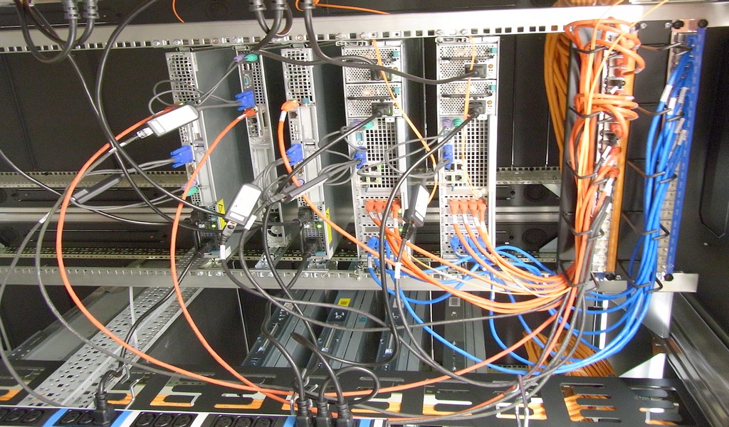 serverrack-verkabelung-hinten