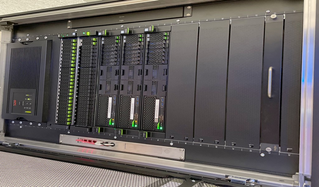 serverrack-vorn-ferraribox-usv-5000