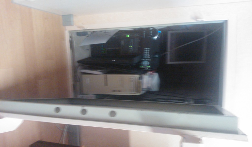 serverraum-fake-safetuer-lochinmauer-kurios
