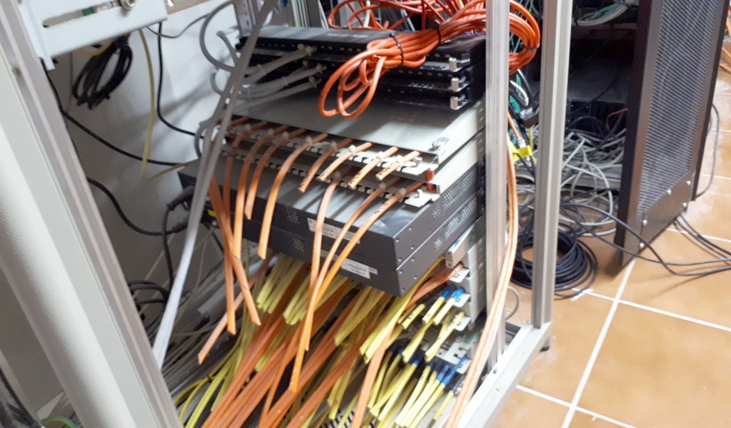 serverraum-im umbau-zerschnittenekabel