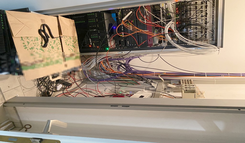 servrraum-rack-brandlast-hoch-unordnung