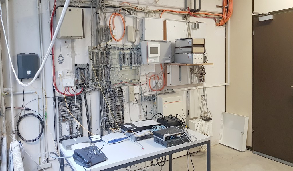 technikraum-telefon-alt-kabelwirrwar
