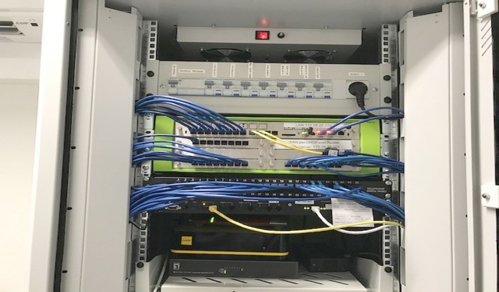 telefonanlage-unify-patchfeld-blau-ordentlich