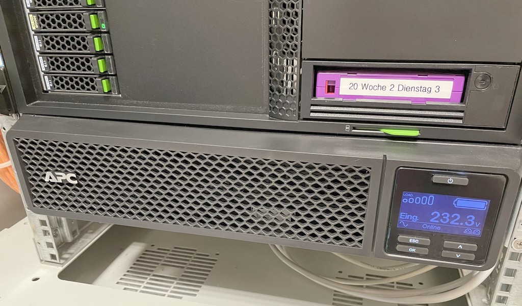 usv-apc-rack-3000-digitalpanel